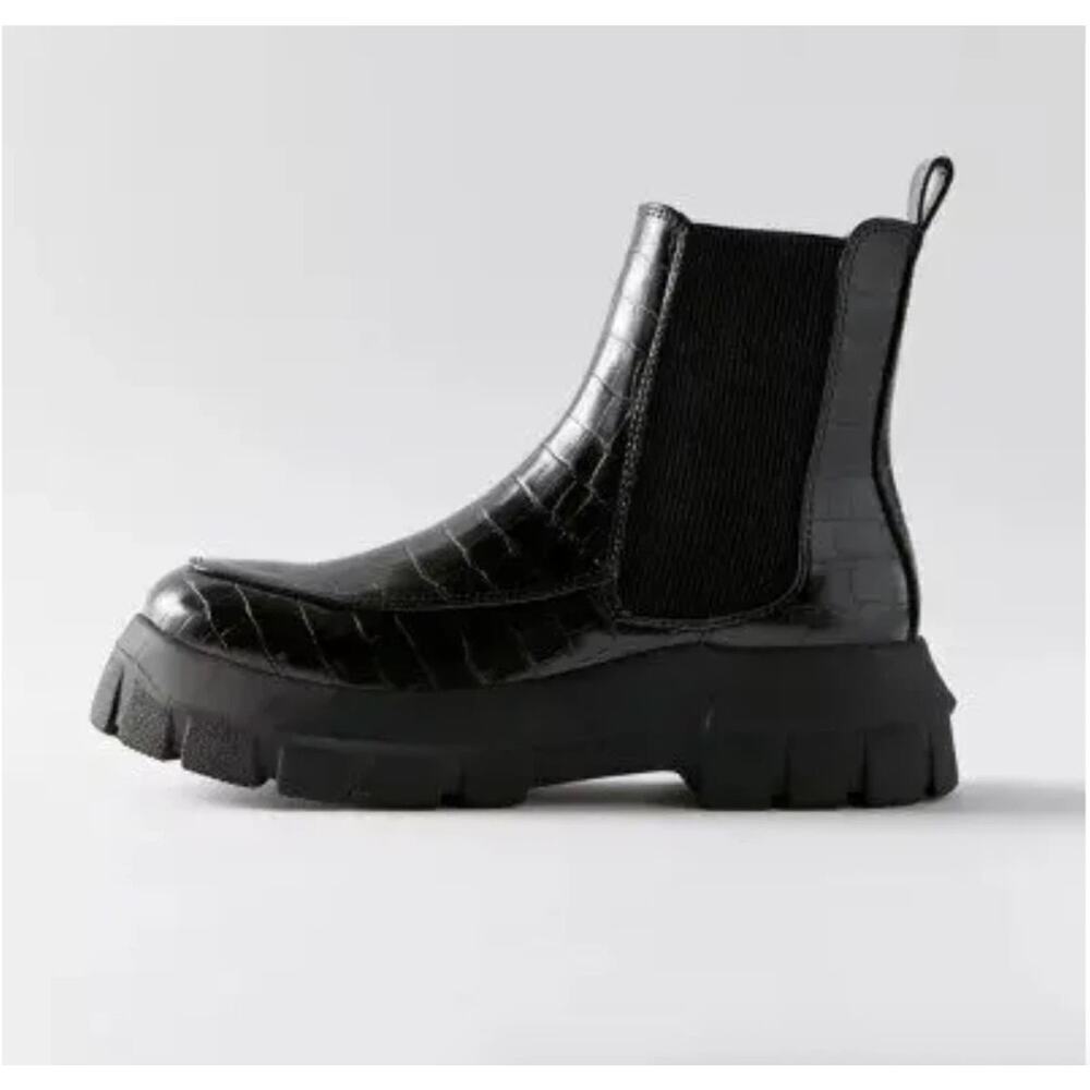 URBAN OUTFITTERS the Eden Chelsea Platform Boot Faux Leather in Black Wmn Sz. 10